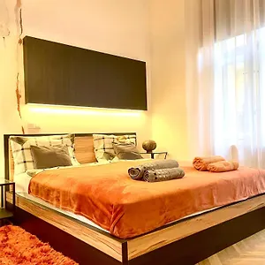 Orange Pearl 3 Next To Danube Budapest