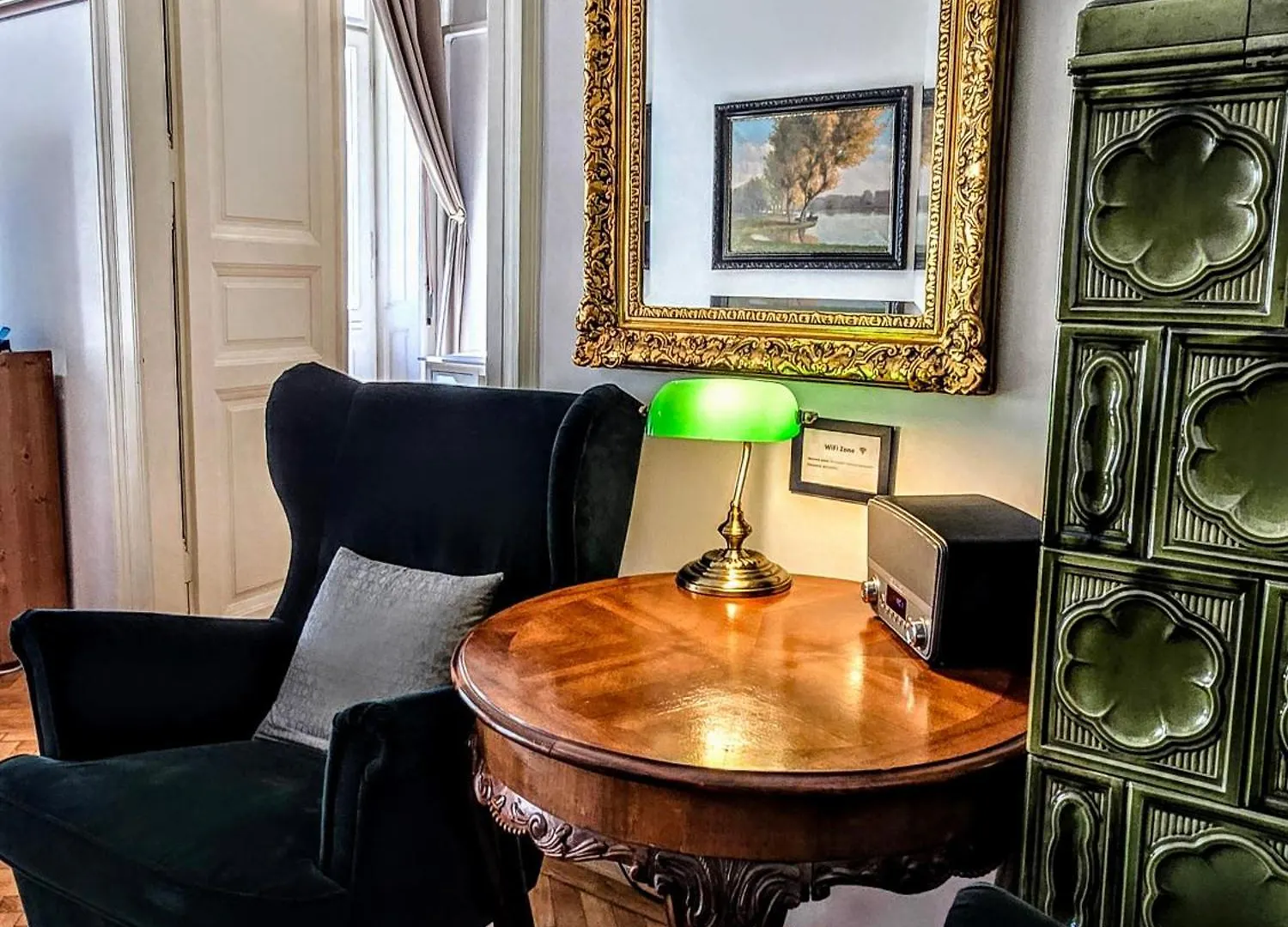 Christoph\'S Central Apartment contacts